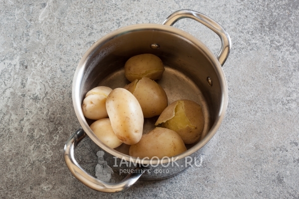 Отваренная картошка в мундире