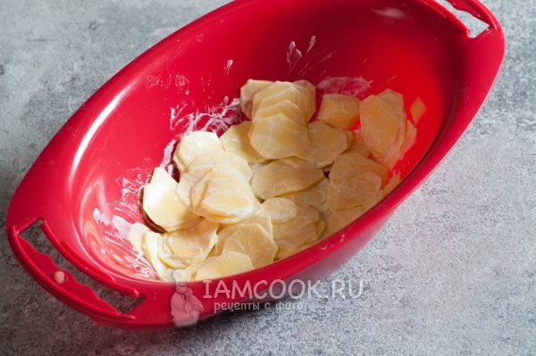 Размешать картофель с майонезом