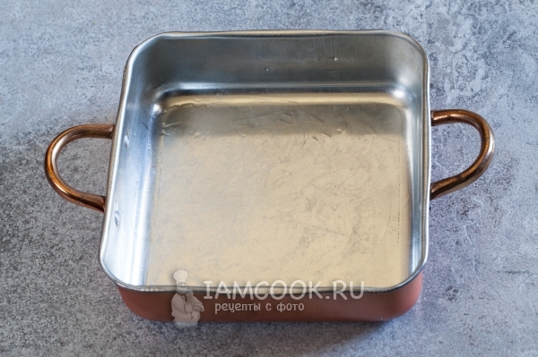 Смазать форму маслом