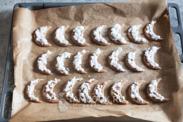 Положить на тесто белок