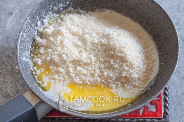 Добавить сливки и сыр