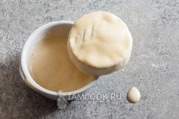 Обмакнуть сыр в яйце