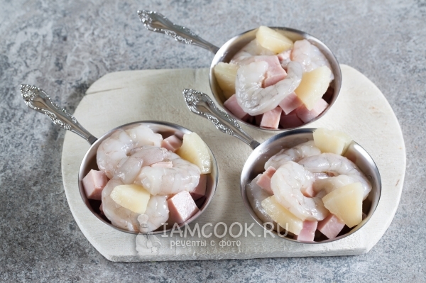 Положить смесь в формочки