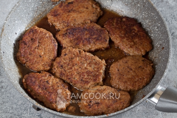 Пожарить котлеты
