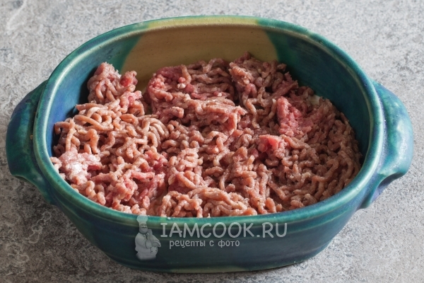 Положить слой фарша