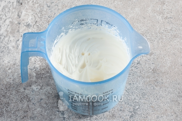 Взбить сливки с сахаром