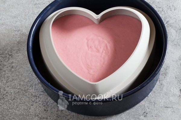 Влить мусс в форму