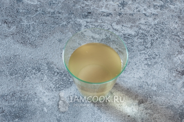 Смешать воду с уксусом, сахаром и солью