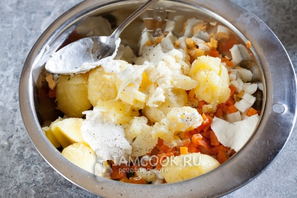 Положить сметану, майонез и перец