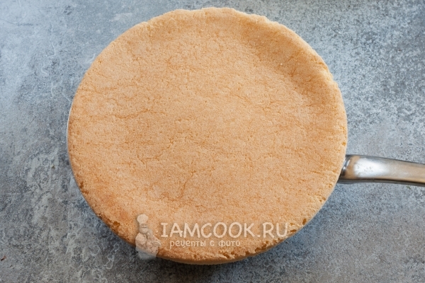 Накрыть торт бисквитным коржом