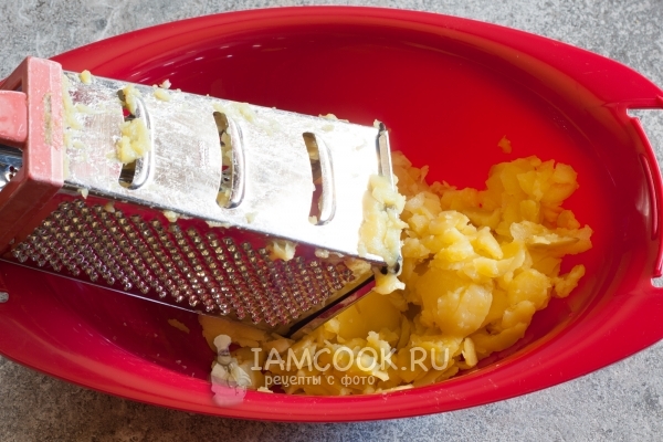 Натереть картофель