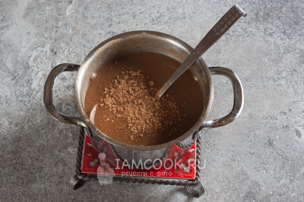 Всыпать сушеные грибы в суп