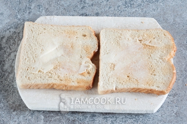 Смазать хлеб маслом
