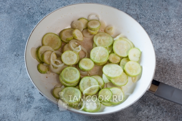 Обжарить кабачки с луком
