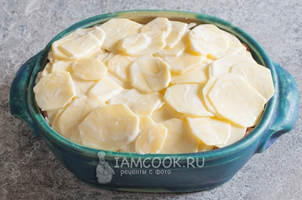 Положить на лук картофель