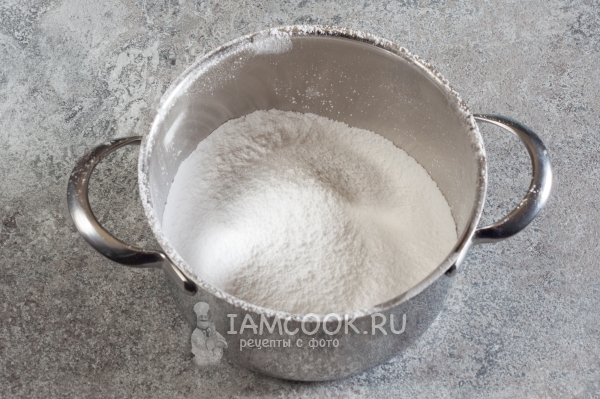 Просеять сахарную пудру