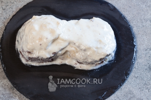 Обмазать бисквит йогуртной смесью
