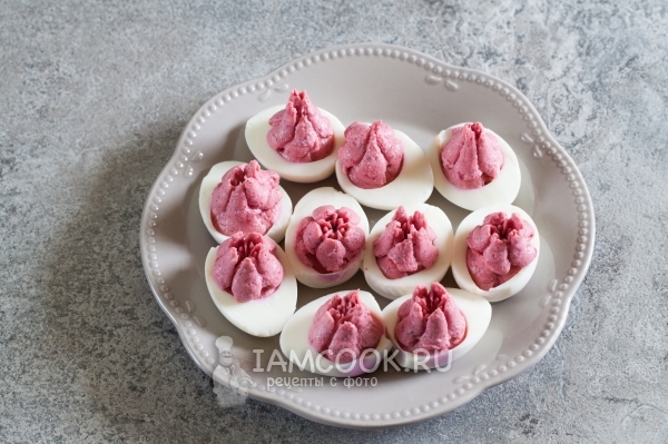 Выложить крем в половинки белка