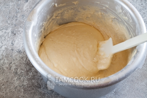 Всыпать муку и размешать тесто