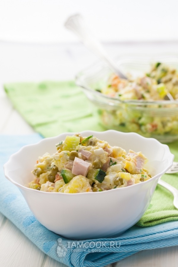 Фото салата «Оливье» с колбасой и свежим огурцом