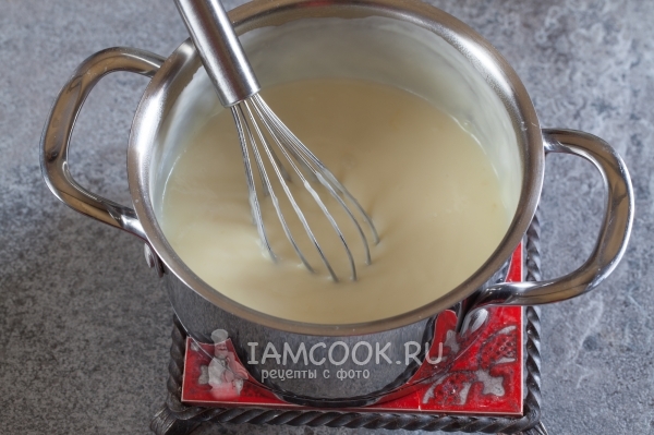 Соединить все ингредиенты в кастрюле