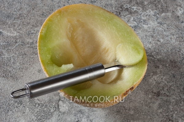 Достать мякоть дыни ложкой