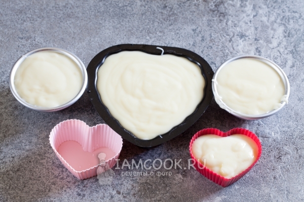 Разлить панакоту в формочки