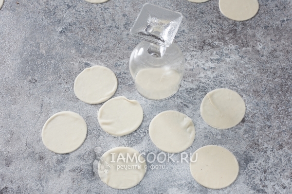 Вырезать из теста кружки