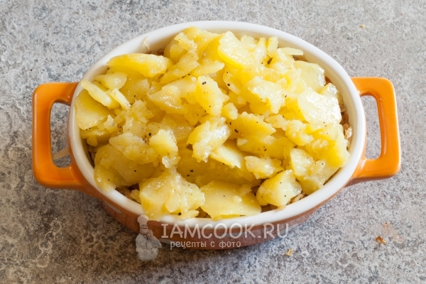 Положить сверху слой картофеля