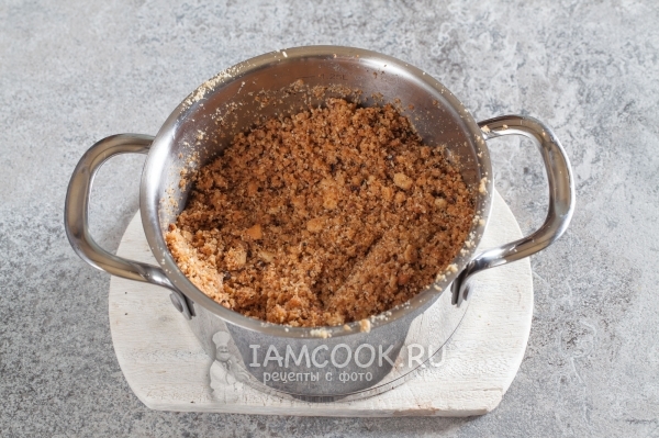 Соединить печенье, масло и орехи