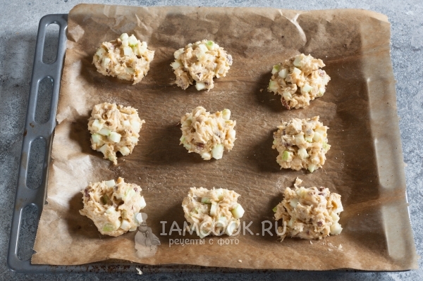 Выложить тесто на противень