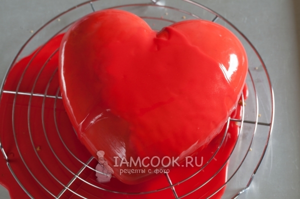 Полить торт глазурью