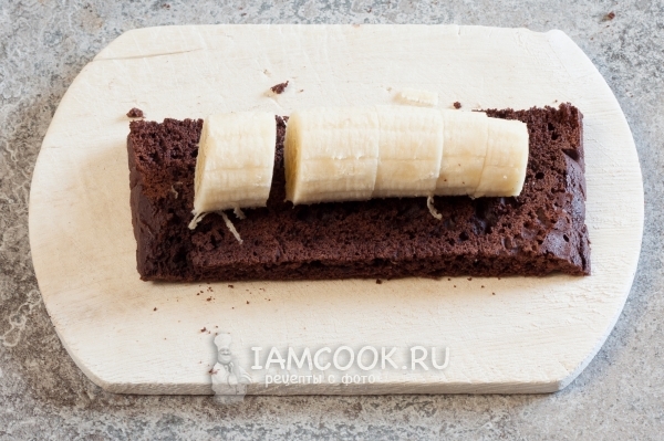 Положить банан на бисквит