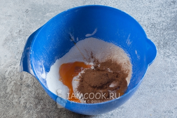 Соединить муку, сахар, корицу и яйцо