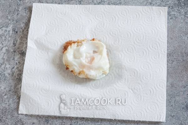 Выложить яйцо на салфетку