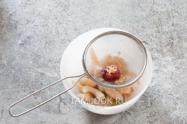 Полить креветки чесночным маслом