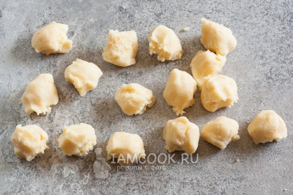 Разделили тесто на 16 кусочков