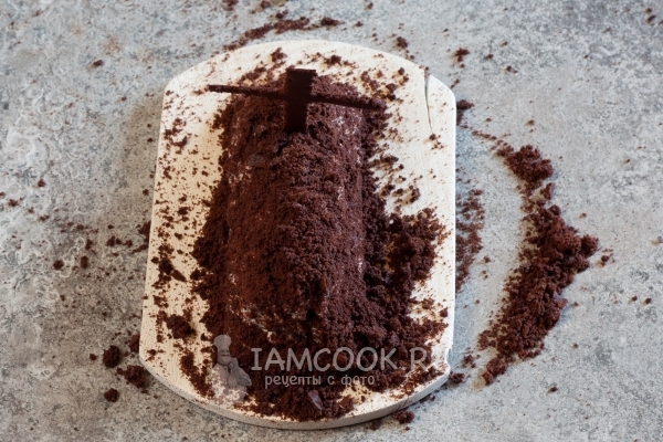 Посыпать пирожное бисквитной крошкой