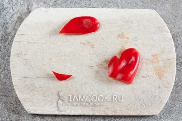 Вырезать из перца шапку, рот и рукавицу