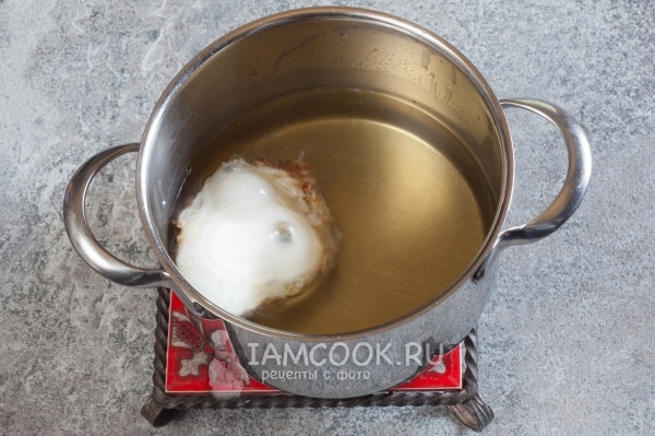 Положить в масло яйцо