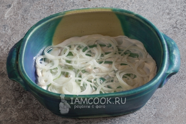 Положить слой лука