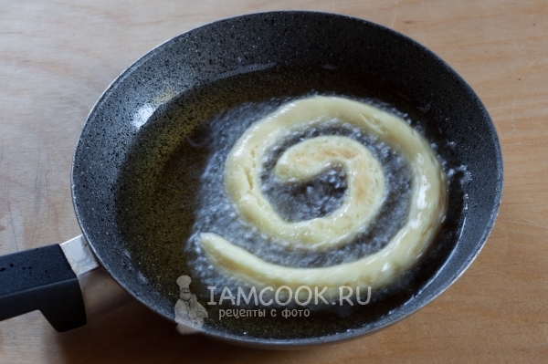 Выложить тесто спиралью на сковороду
