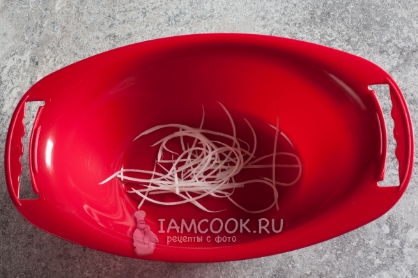 Натереть дайкон на терке