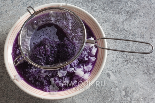 Залить дайкон фиолетовой водой