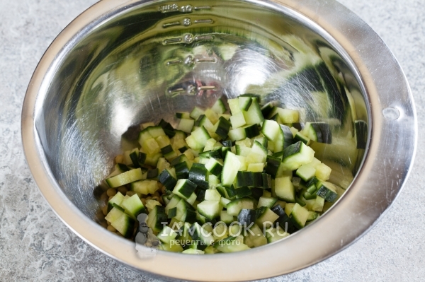 Порезать огурцы