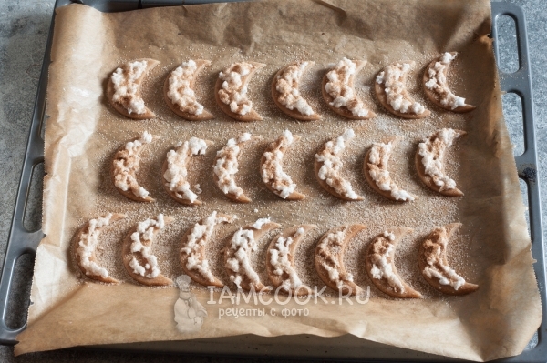 Посыпать корицей с сахаром