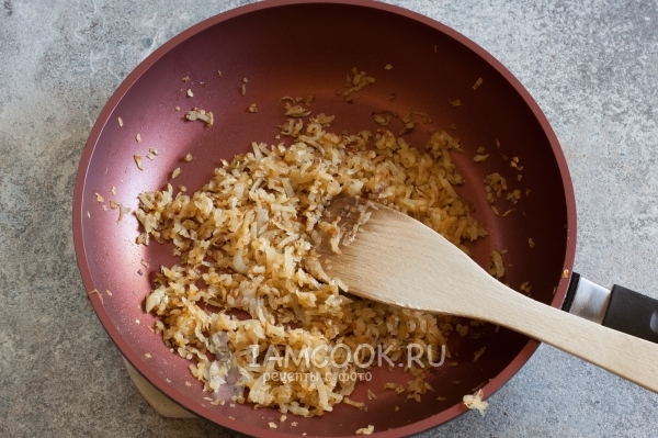 Обжарить лук
