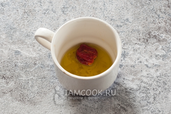 Соединить масло с чесноком и чили