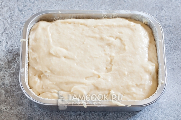 Перелить тесто в форму