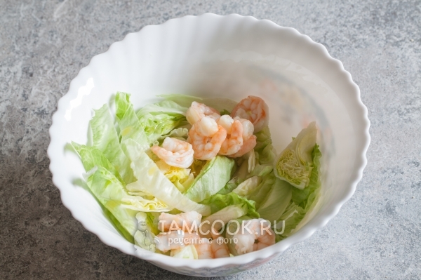 Соединить салат, креветки и заправку